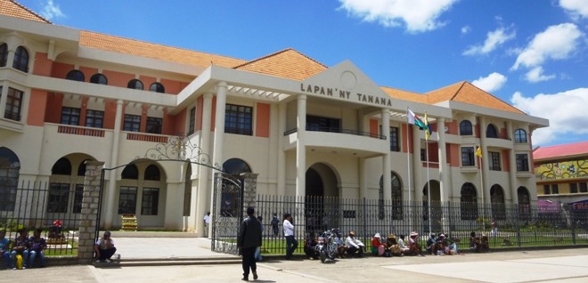 Hôtel de Ville – Antananarivo : cinq cavaliers dans la danse