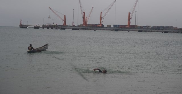 Les petits pêcheurs du grand port de Toamasina